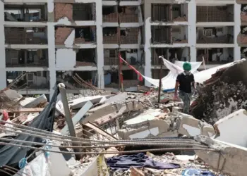 Buscan rescatar a dos posibles sobrevivientes entre los escombros en Venezuela un mes después de los terremotos