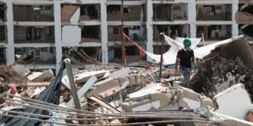 Buscan rescatar a dos posibles sobrevivientes entre los escombros en Venezuela un mes después de los terremotos