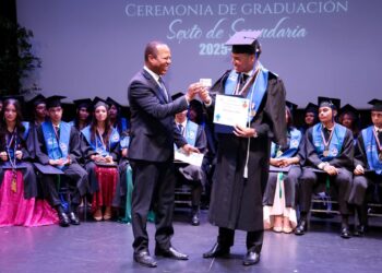 INTRANT entrega carnets de aprendizaje a los primeros bachilleres graduados este año como Guardianes del Tránsito; iniciativa formó a 620 estudiantes