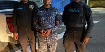 Policía Nacional entrega a la justicia al agente involucrado en la muerte de joven en sector de Herrera