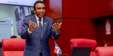 El senador por San Juan, Félix Bautista, propuso hoy al senado que el derecho a la libertad de expresión y a la información, sea despenalizado con sanciones punitivas y, en su lugar, se establezcan sanciones económicas. Indicó que, en Argentina y Panamá, las sanciones son económicas, en Perú son económicas y servicios sociales y en Nicaragua, donde hay una dictadura, con exiliados y presos políticos, las sanciones también son económicas.