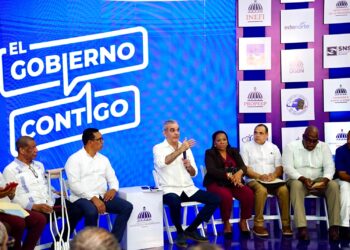 Presidente Abinader prioriza soluciones al agua potable durante encuentro comunitario en Samaná