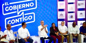 Presidente Abinader prioriza soluciones al agua potable durante encuentro comunitario en Samaná