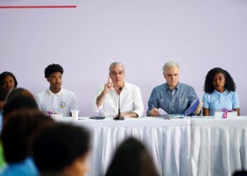 Presidente Abinader escucha inquietudes de estudiantes de Samaná y anuncia acciones para fortalecer la educación en la provincia