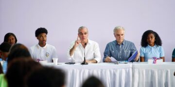 Presidente Abinader escucha inquietudes de estudiantes de Samaná y anuncia acciones para fortalecer la educación en la provincia