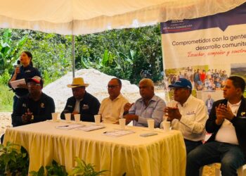 Senadores Jhonson Encarnación y Dagoberto Rodríguez encabezan socialización de camino vecinal que unirá cuatro provincias del Sur