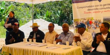 Senadores Jhonson Encarnación y Dagoberto Rodríguez encabezan socialización de camino vecinal que unirá cuatro provincias del Sur