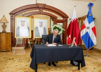 Presidente Abinader firma libro de condolencias por el fallecimiento de Su Alteza el Emir Padre, Sheikh Hamad Bin Khalifa Al Thani