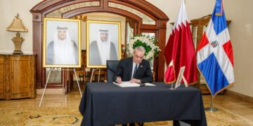Presidente Abinader firma libro de condolencias por el fallecimiento de Su Alteza el Emir Padre, Sheikh Hamad Bin Khalifa Al Thani