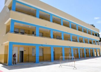 Presidente Abinader inaugura techado deportivo y nuevas aulas de educación inicial en la Escuela Primaria Félix Lope de Vega que beneficiarán a cientos de estudiantes de Los Alcarrizos