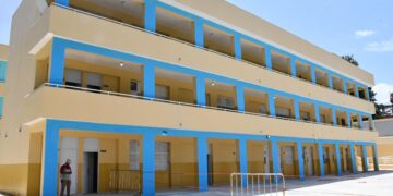 Presidente Abinader inaugura techado deportivo y nuevas aulas de educación inicial en la Escuela Primaria Félix Lope de Vega que beneficiarán a cientos de estudiantes de Los Alcarrizos
