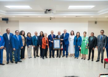 Senado reconoce a Jaime Francisco Sued Pichardo por su trayectoria empresarial y aportes al desarrollo de la industria farmacéutica