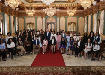 Presidente Abinader recibe a estudiantes de origen dominicano destacados en el extranjero
