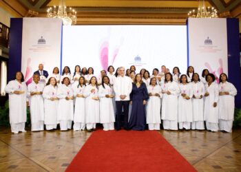 Presidente Abinader encabeza sexta edición del premio Supérate Mujer; reconocen a 35 mujeres SUPEREmprendedoras