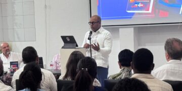 Francisco Tavárez conquista al público en concurrida presentación de su libro “La conjura haitiana y la maldición dominicana” en Madrid