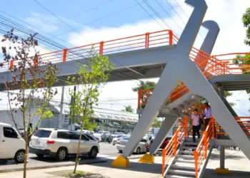 Tras 20 años de abandono, habilitan puente peatonal de la avenida Ortega y Gasset