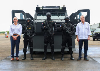 Presidente de Honduras expresa interés en adquirir aviones y vehículos blindados ensamblados en República Dominicana