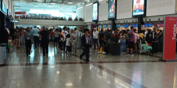 Pasajeros se quejan por poca visibilidad de letreros en mostradores de aerolíneas del AILA