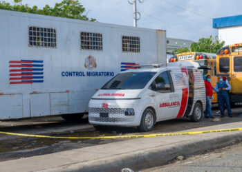 Hallan cuerpo de un dominicano dentro de un camión averiado en el parqueo trasero de Migración