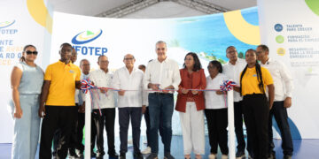 Presidente Luis Abinader inaugura Escuela de Formación Técnico Profesional Guarocuya, en Barahona
