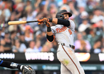 ¡Baltimore desata su poder! Holliday pega cuatro hits y Orioles aplastan 8-5 a los Tigres