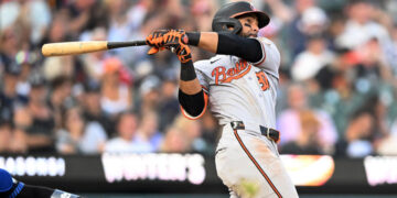 ¡Baltimore desata su poder! Holliday pega cuatro hits y Orioles aplastan 8-5 a los Tigres