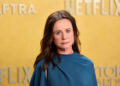 Emily Watson revela que creció en una estricta secta religiosa: “La actuación me salvó”