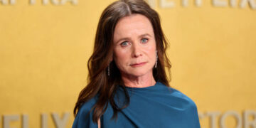 Emily Watson revela que creció en una estricta secta religiosa: “La actuación me salvó”