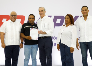 Presidente Abinader entrega RD 85 millones a 400 microempresarios y anuncia ampliación del Programa “Tu Firma es tu Garantía”