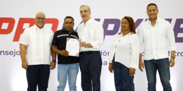 Presidente Abinader entrega RD 85 millones a 400 microempresarios y anuncia ampliación del Programa “Tu Firma es tu Garantía”