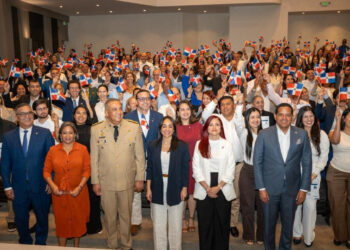Ministra de Interior y Policía encabeza juramentación de nuevos dominicanos y destaca compromiso con la patria