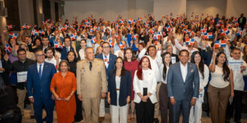 Ministra de Interior y Policía encabeza juramentación de nuevos dominicanos y destaca compromiso con la patria