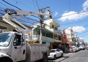 Edesur instala, sustituye y normaliza casi 10,000 luminarias en 12 demarcaciones