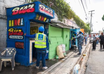 Alcaldía del DN elimina seis ocupaciones ilegales en la acera de avenida Los Mártires con Máximo Gómez