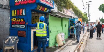 Alcaldía del DN elimina seis ocupaciones ilegales en la acera de avenida Los Mártires con Máximo Gómez