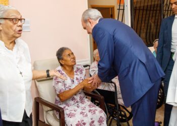 Presidente Abinader visita Hogar de Ancianos San Francisco de Asís tras remozamiento de seis áreas para mejorar la calidad de vida de los residentes